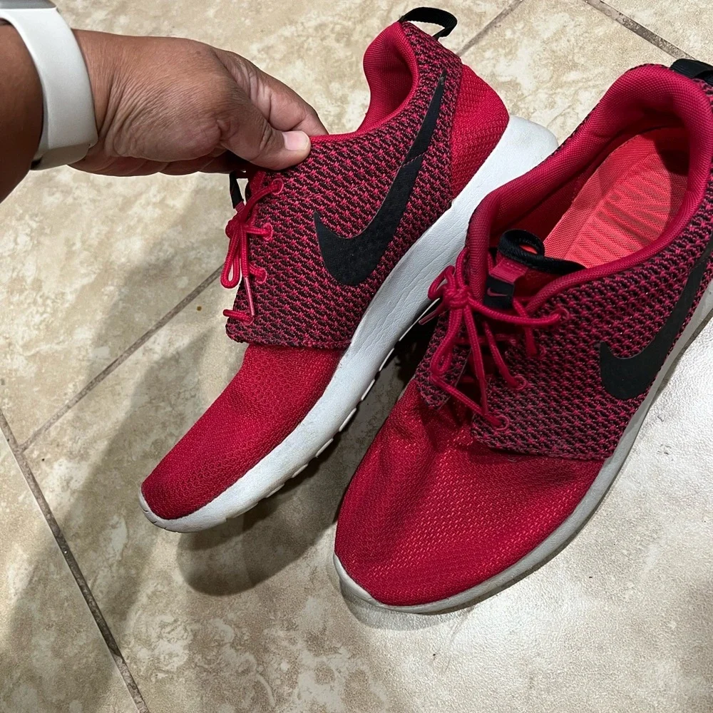 Nike Red Roshe Run Sneaker Size 11 - Picture 3 of 5